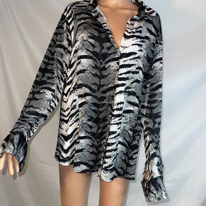 Shimmery zebra print button